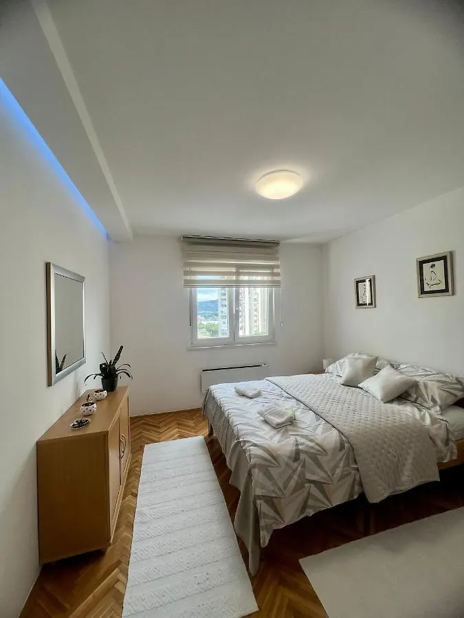 Jj Apartment Split